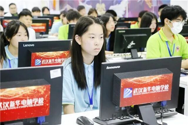 2025 届毕业生就业难？大学生 “回炉···